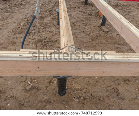 on the basis of the pile Foundation put together framing house