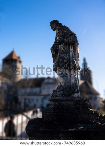Statue with the Schlaining castle in the background