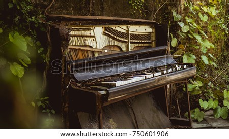 Old piano breaks