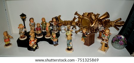 Figurine Choir