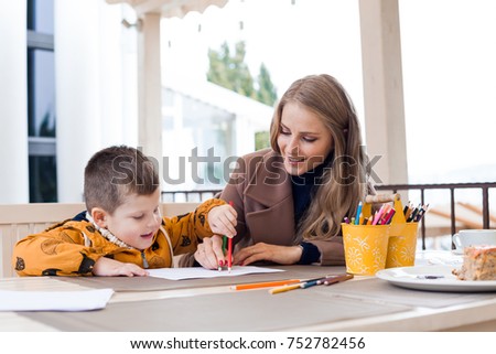 mom with boy draw colored pencils 1