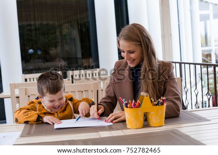 mom and young boy draw colored pencils 1