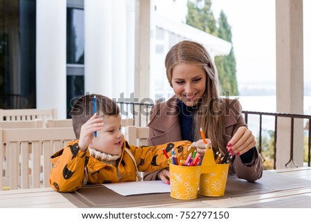 mom and young boy draw colored pencils 1