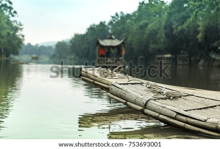 In the green mountains and rivers and river raft, China South Town scenery