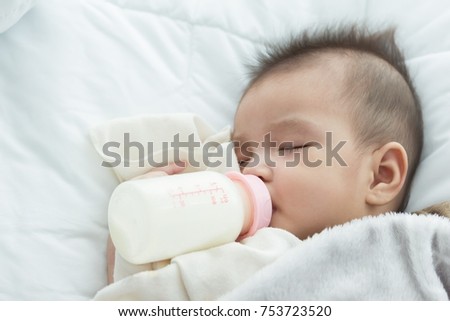 Bright hold bottle feeding baby bottle