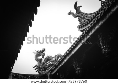 Old statues of dragon and phoenix in roof of a temple in Taipei, Taiwan