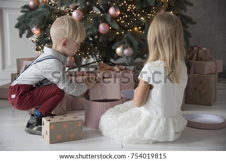 kids and christmas gifts 