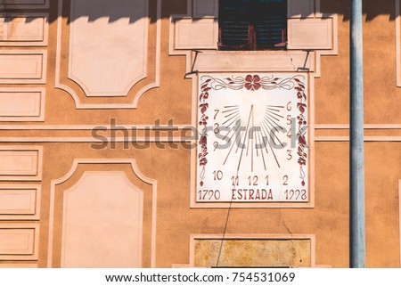 sundial showing 11 o'clock on an old wall where it is written in Catalan - 1790 road 1998