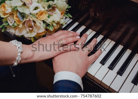 piano, hands, bouquet ring