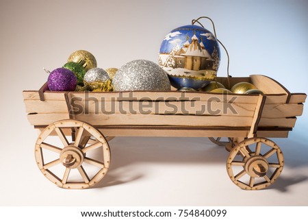 a cart with novogodnimi toys,