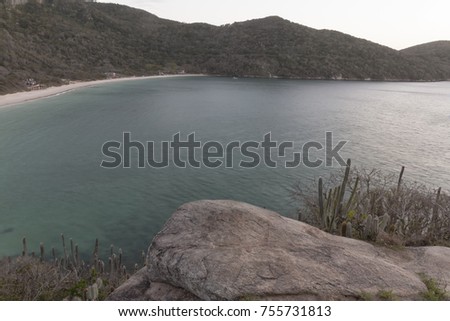 Praia do Forno is one of the main cards of Arraial do Cabo. The color of the water in the cove and the strip of white sand surrounded by the lush vegetation form a scenery worthy of many photos.