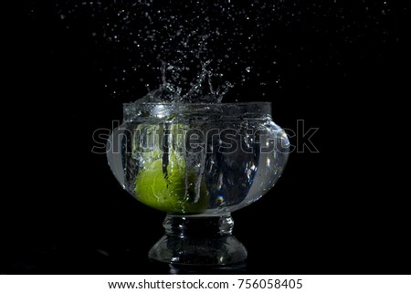 
Transparent vase with lemon, splash