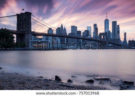 New York - Manhattan Skyline und Brooklyn Bridge zum Sonnenuntergang