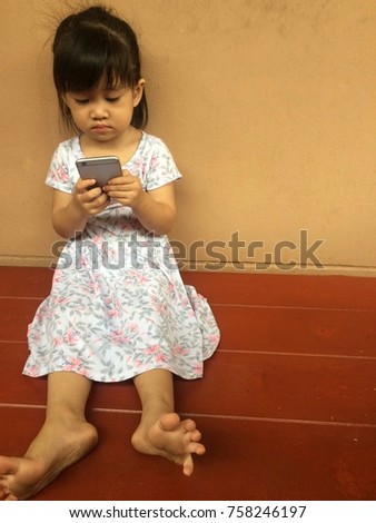 The girl playing the smartphone alone does not care about anyone, smartphone effect to kid