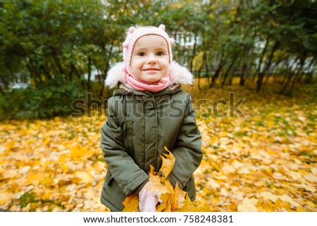 the girl walks in the autumn in the park
