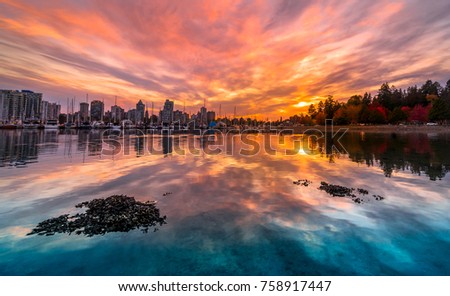 Vancouver Stanley park harbourfont sunset reflections in water