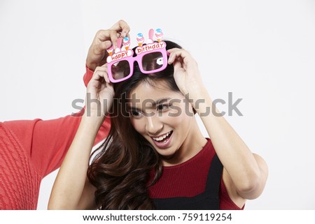 friend helping wear happy birthday design spectacles