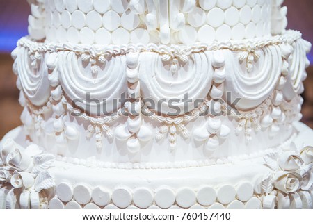 White wedding cake with red flower decorate