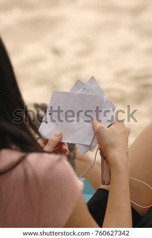 Lady sitting and holding a note on hands