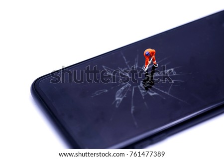 miniature people repair or survay smartphone crack
