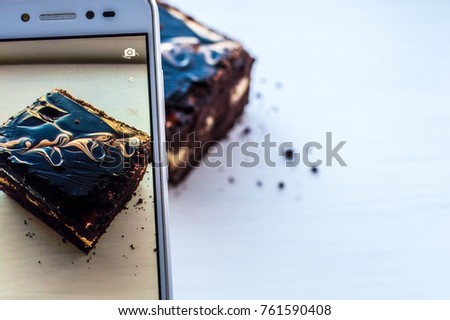 the person photographs cake phone