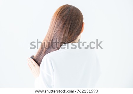 Woman to set the hair