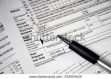 close up of ink pen on 1040 income tax form
