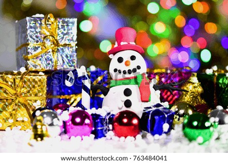 Snowman And gift boxes Have a beautiful bokeh background. Christmas concept
