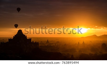 Hot air Balloons over Bagan Myanmar - Travel Pictures - Backpacking tours of Myanmar - Sunset sunrise over buddhist temples