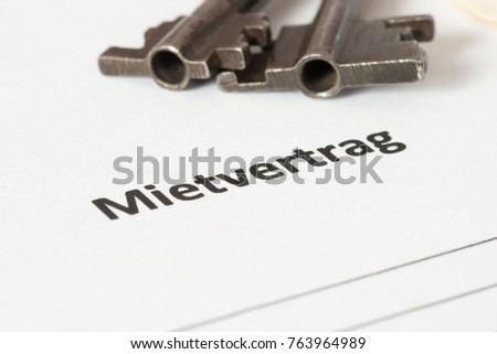 A key and a rental agreement in German