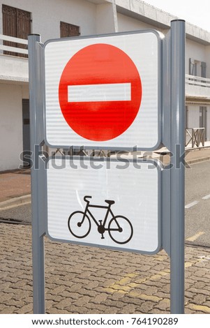 Forbidden car passage reserved for bicycles