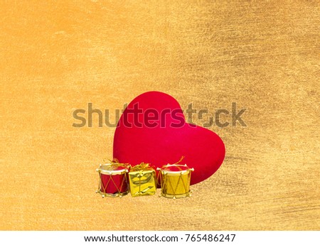  Red heart on gold plate background
