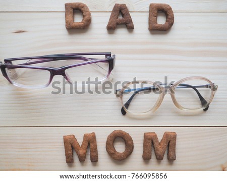 Word Dad and Mom biscuit over the wood background