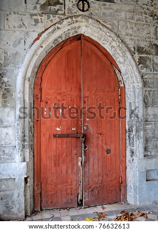 The old door. The arched wooden door. The door of the old manor or castle.