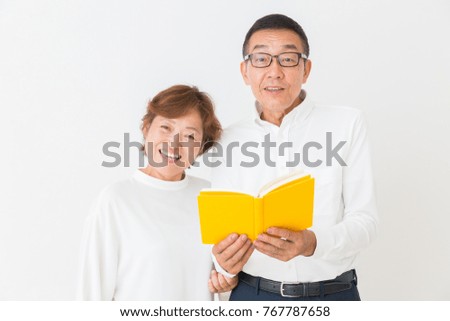 senior couple who reads a book