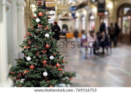 Photo of decorated Christmas tree with red and white toys
