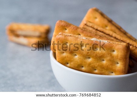 Sandwich Crackers with Cheese Cream