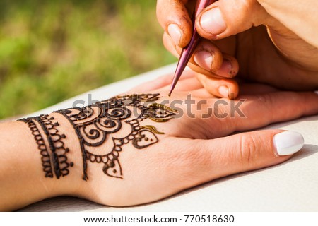 henna drawing mehendi Royalty-Free Stock Photo #770518630