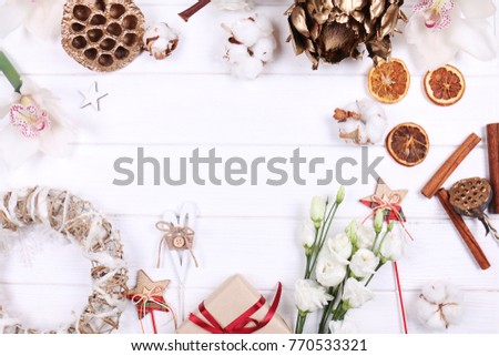 Live flowers in white tones and a varied decor in a golden color. Christmas wallpaper is the place for the text.