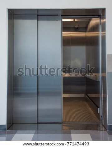 Elevator shopping mall