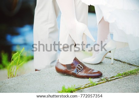 wedding picture of the foot in the shoes of the bride and groom