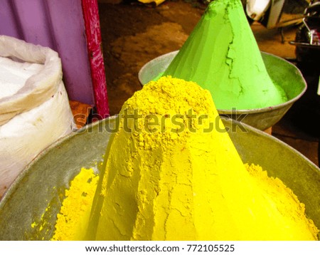 natural powder colors in a indian market place