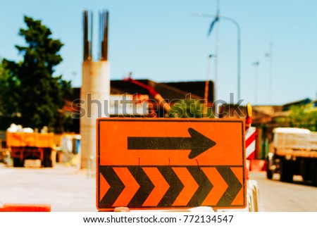 Detour signal in front of a construction site