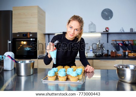 The confectioner with a pipping bag of cream in his hands decore Royalty-Free Stock Photo #773000443