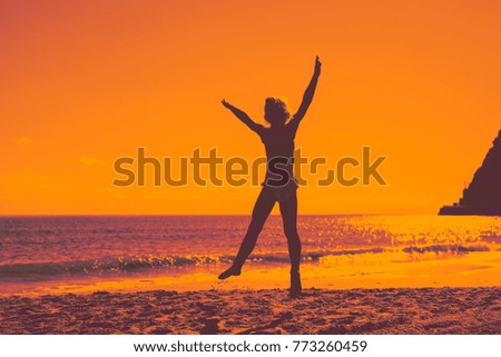 picture of a little girl on the beach
