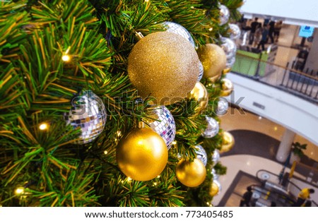 The shopping mall is decorated with Christmas trees near the celebration of happiness.