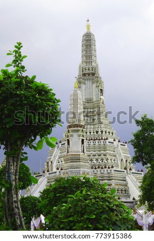 Wat Aroon or Temple of down in Bangkok, one of the most visited in Thailand 