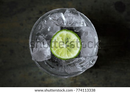 Chill ice cubes in the glass with lemon slice