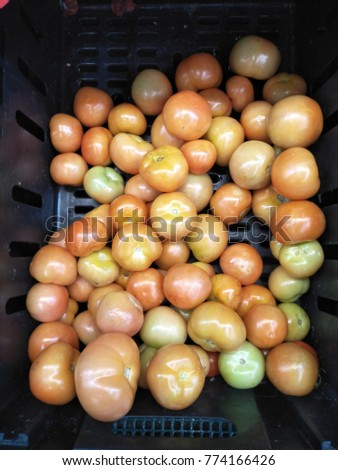 Red and green tomato on the supermarket shelf