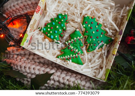 Three gingerbred Christmas trees in the box